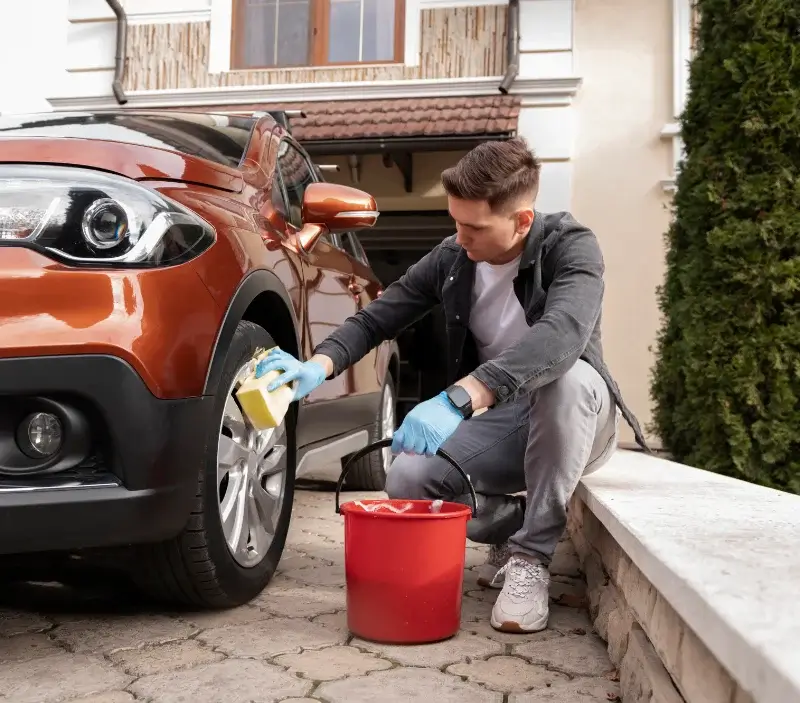 Lavage auto à domicile Saint-Denis-en-Bugey : professionnel intervenant sur un véhicule
